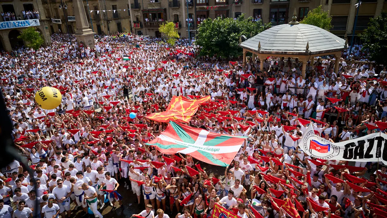 Cientos de personas participan en el chupinazo de fiestas de Tafalla 2025 a cargo de la Peña Sport. PABLO LASAOSA