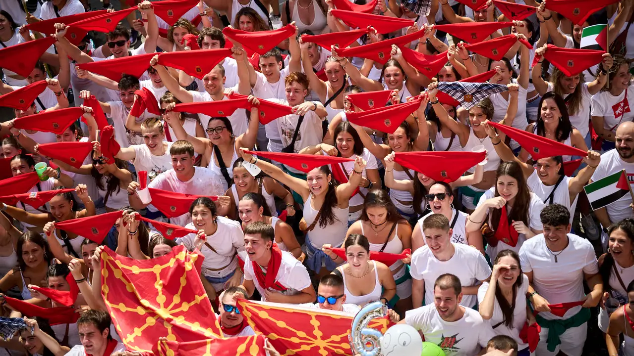 Cientos de personas participan en el chupinazo de fiestas de Tafalla 2025 a cargo de la Peña Sport. PABLO LASAOSA