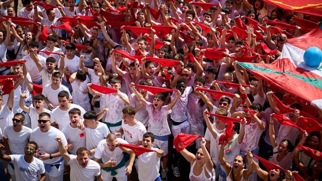 Cientos de personas participan en el chupinazo de fiestas de Tafalla 2025 a cargo de la Peña Sport. PABLO LASAOSA