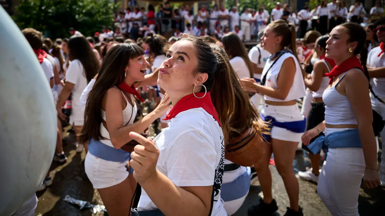 Cientos de personas participan en el chupinazo de fiestas de Tafalla 2025 a cargo de la Peña Sport. PABLO LASAOSA