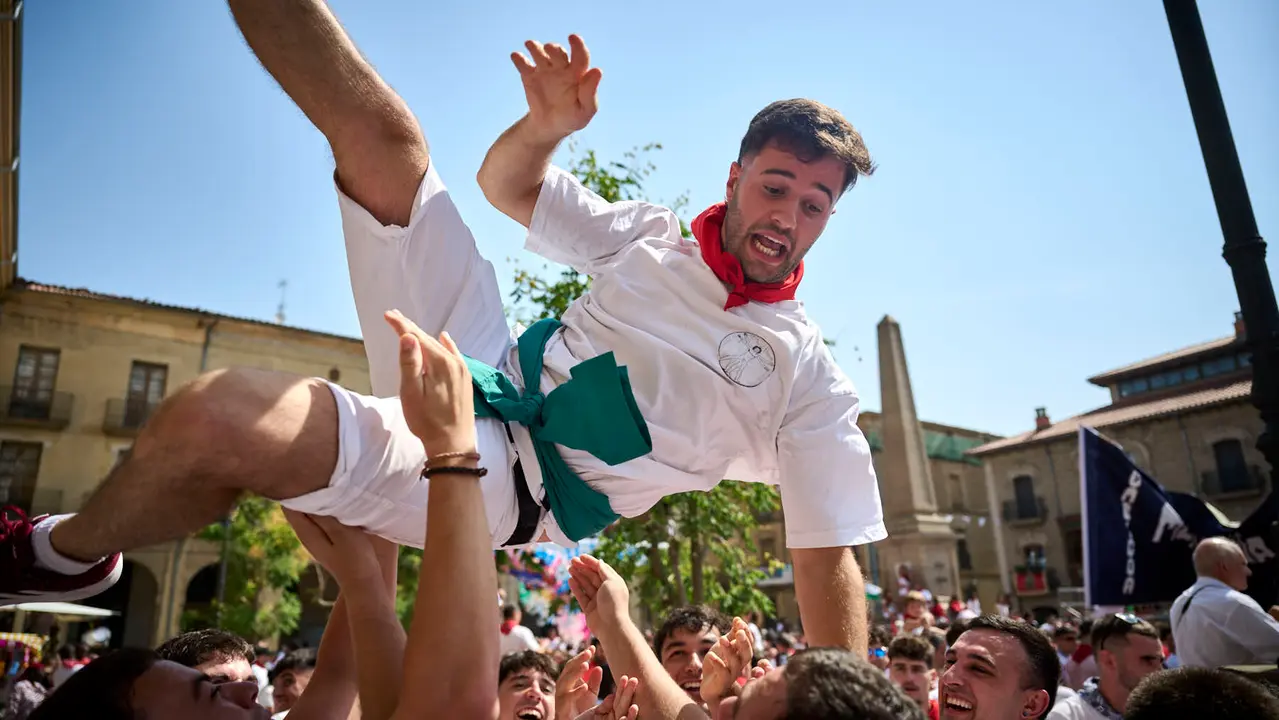 Cientos de personas participan en el chupinazo de fiestas de Tafalla 2025 a cargo de la Peña Sport. PABLO LASAOSA