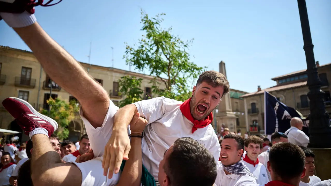 Cientos de personas participan en el chupinazo de fiestas de Tafalla 2025 a cargo de la Peña Sport. PABLO LASAOSA