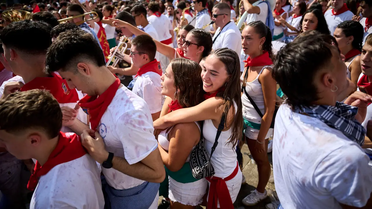 Cientos de personas participan en el chupinazo de fiestas de Tafalla 2025 a cargo de la Peña Sport. PABLO LASAOSA