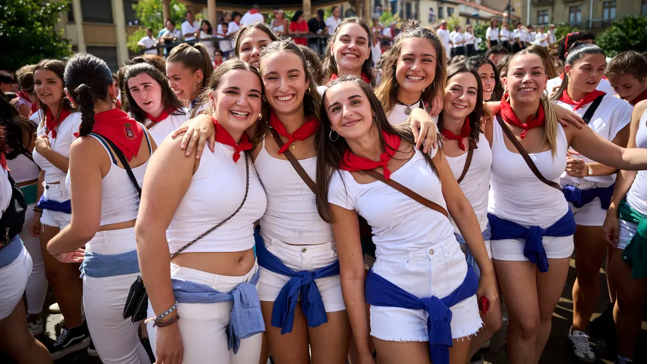 Cientos de personas participan en el chupinazo de fiestas de Tafalla 2025 a cargo de la Peña Sport. PABLO LASAOSA