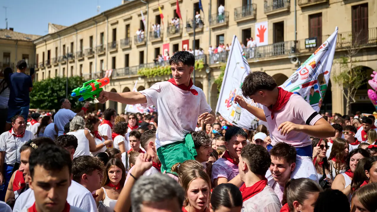 Cientos de personas participan en el chupinazo de fiestas de Tafalla 2025 a cargo de la Peña Sport. PABLO LASAOSA