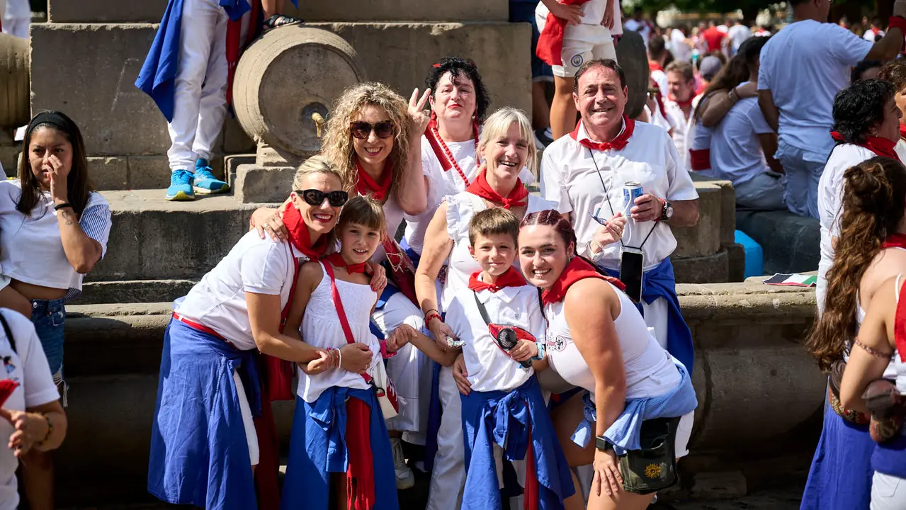 Cientos de personas participan en el chupinazo de fiestas de Tafalla 2025 a cargo de la Peña Sport. PABLO LASAOSA