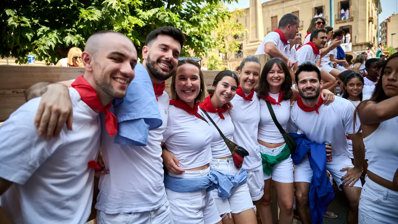 Cientos de personas participan en el chupinazo de fiestas de Tafalla 2025 a cargo de la Peña Sport. PABLO LASAOSA