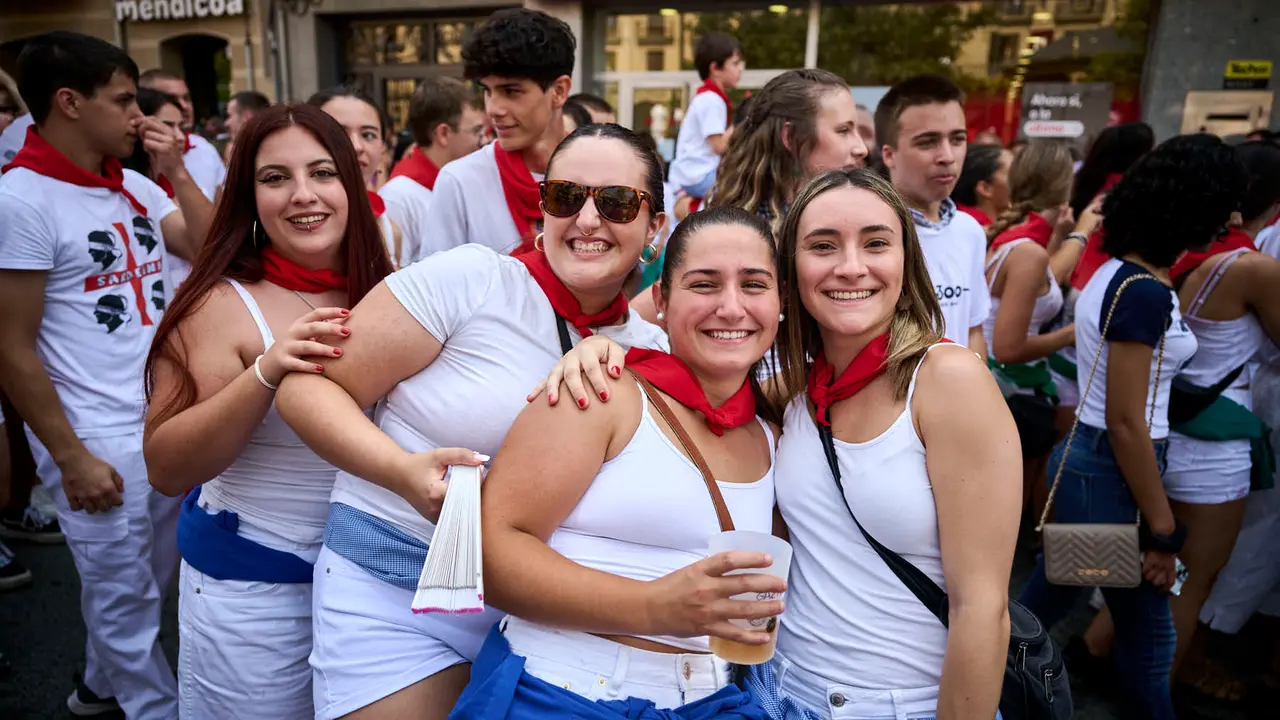 Cientos de personas participan en el chupinazo de fiestas de Tafalla 2025 a cargo de la Peña Sport. PABLO LASAOSA