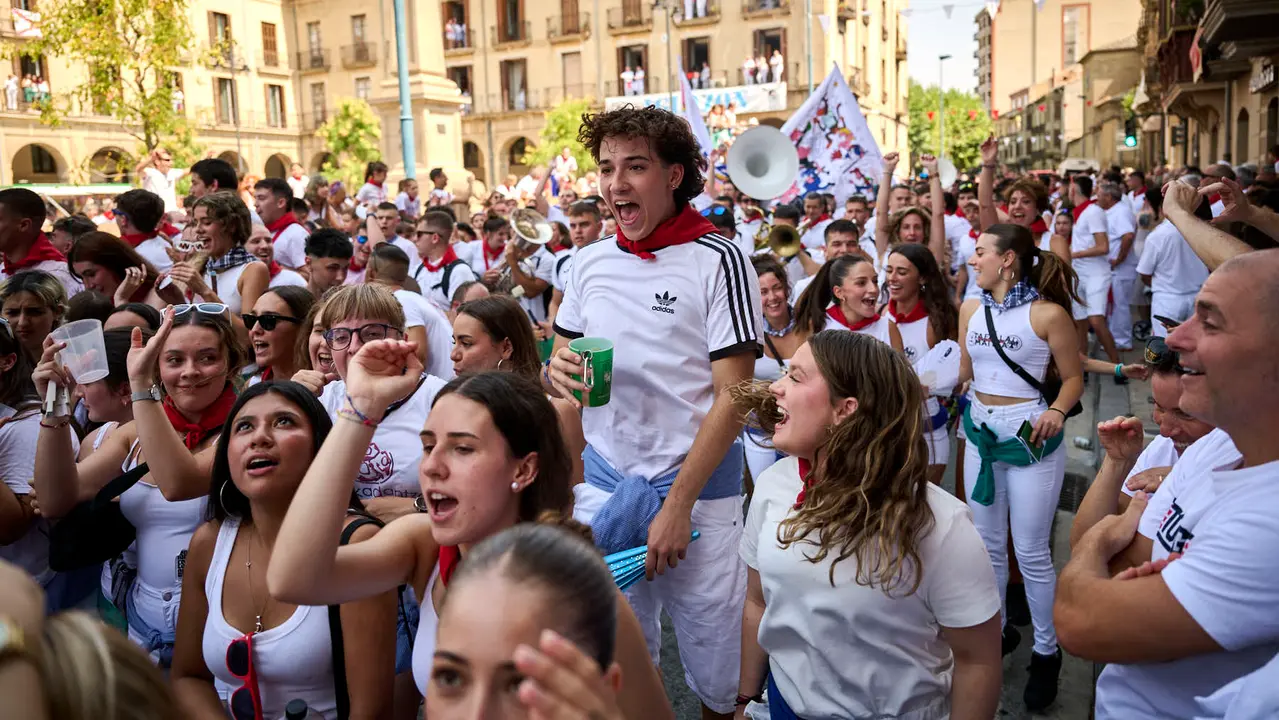 Cientos de personas participan en el chupinazo de fiestas de Tafalla 2025 a cargo de la Peña Sport. PABLO LASAOSA