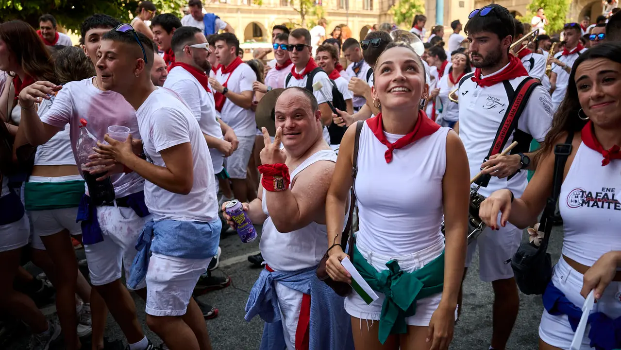 Cientos de personas participan en el chupinazo de fiestas de Tafalla 2025 a cargo de la Peña Sport. PABLO LASAOSA