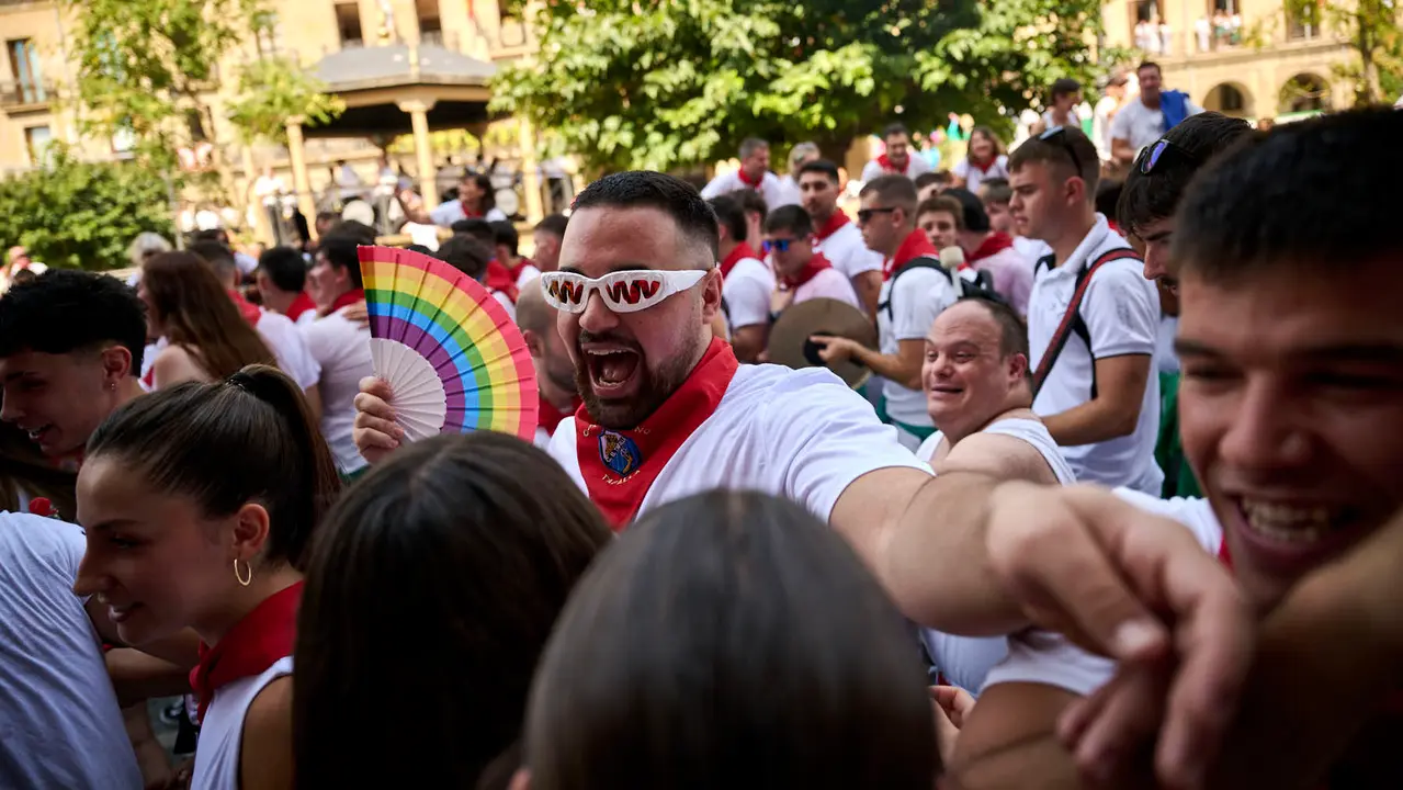 Cientos de personas participan en el chupinazo de fiestas de Tafalla 2025 a cargo de la Peña Sport. PABLO LASAOSA