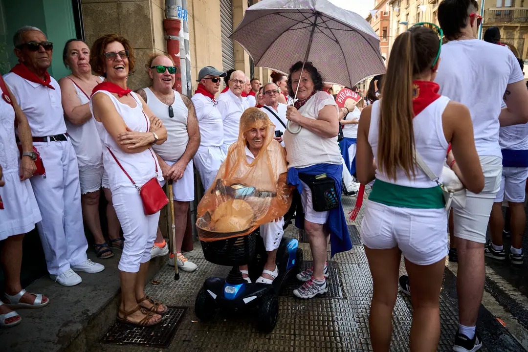 Cientos de personas participan en el chupinazo de fiestas de Tafalla 2025 a cargo de la Peña Sport. PABLO LASAOSA