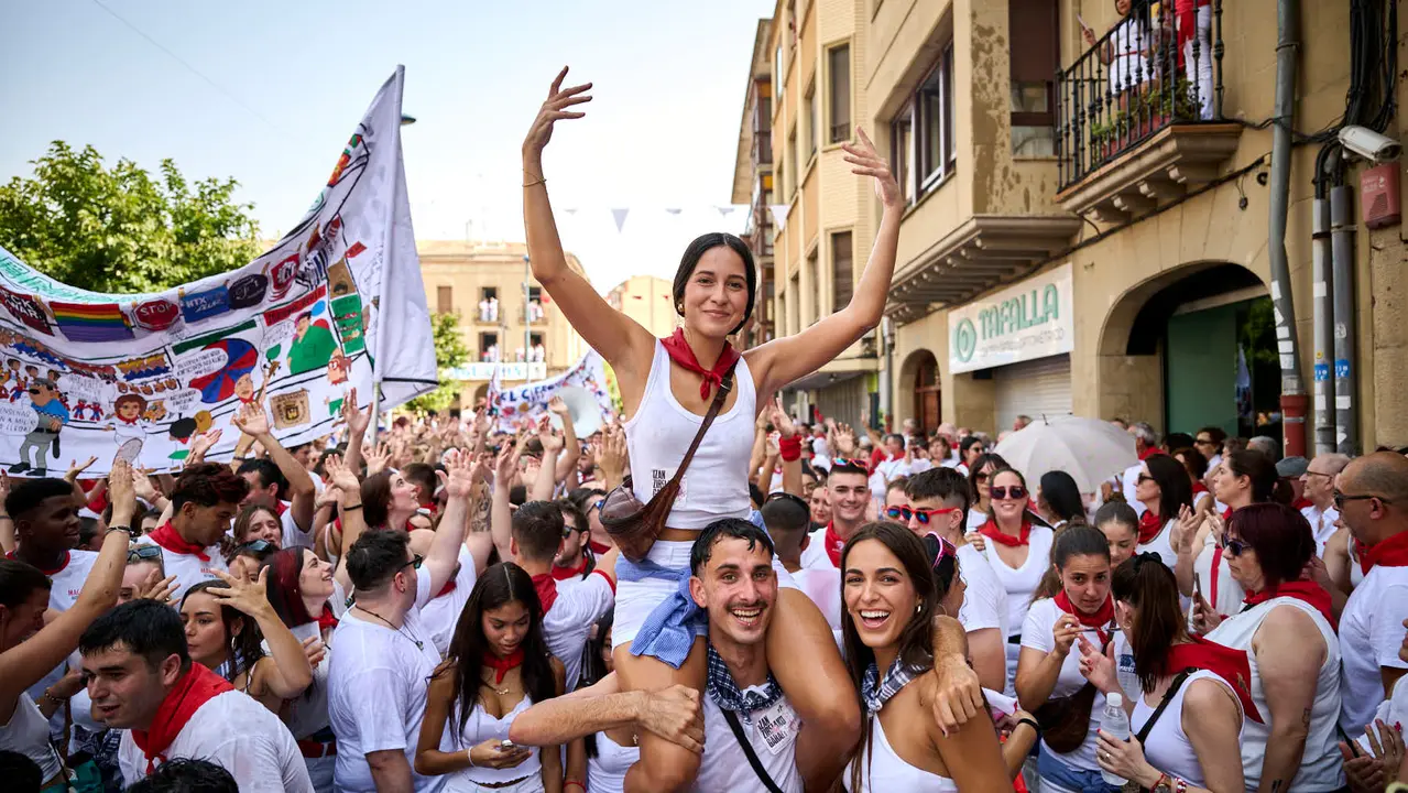 Cientos de personas participan en el chupinazo de fiestas de Tafalla 2025 a cargo de la Peña Sport. PABLO LASAOSA