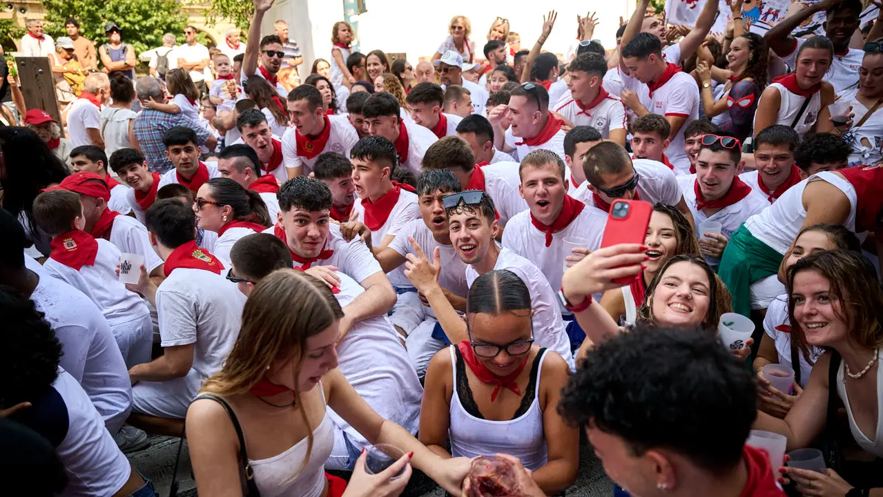Cientos de personas participan en el chupinazo de fiestas de Tafalla 2025 a cargo de la Peña Sport. PABLO LASAOSA
