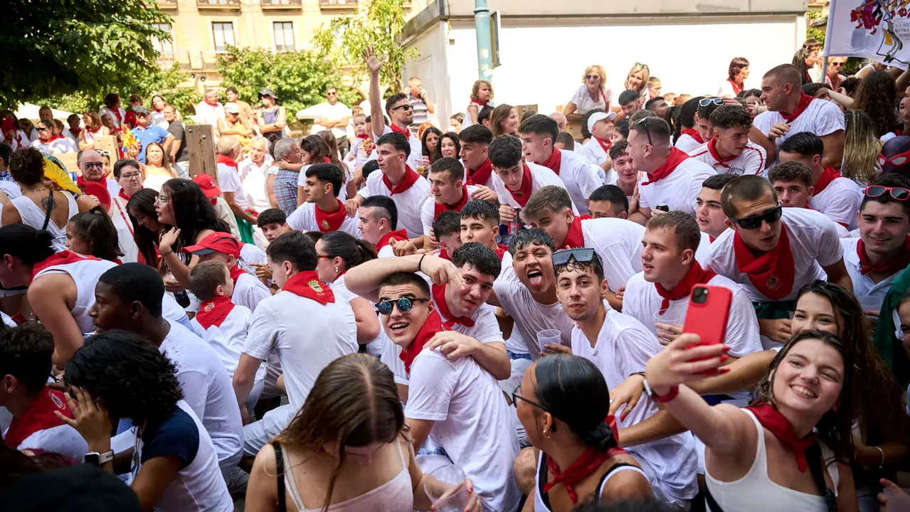Cientos de personas participan en el chupinazo de fiestas de Tafalla 2025 a cargo de la Peña Sport. PABLO LASAOSA
