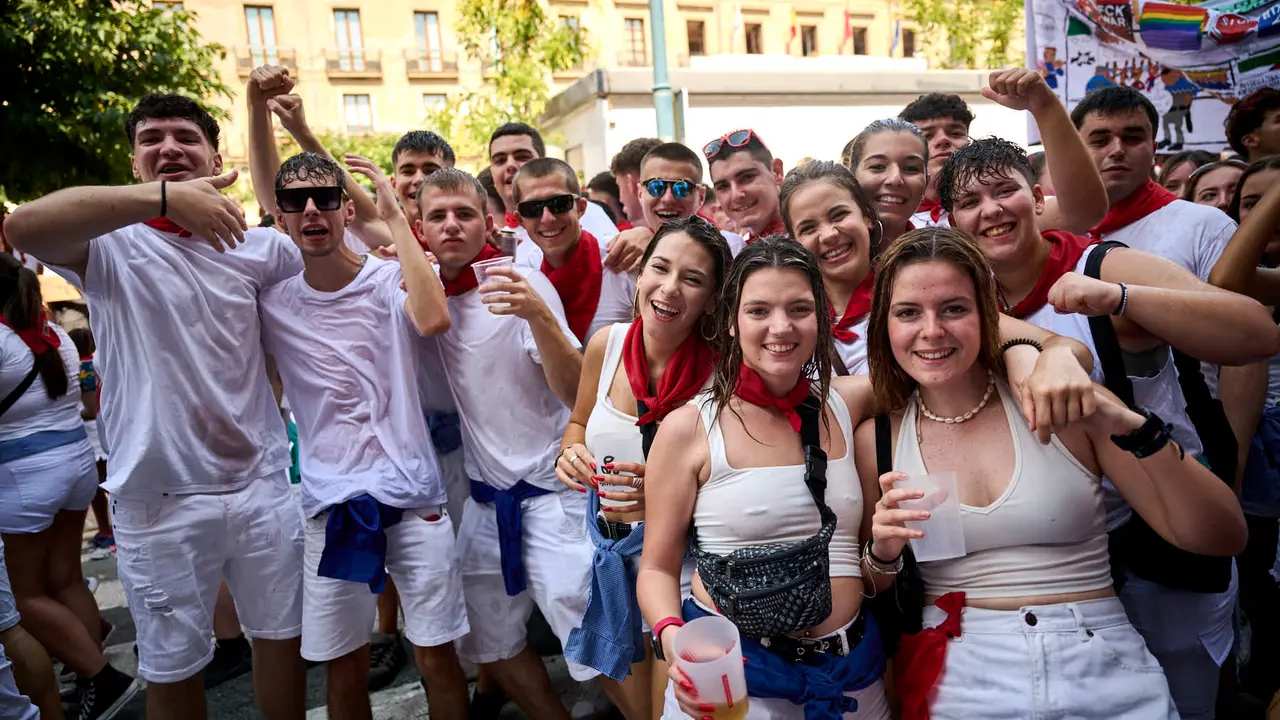 Cientos de personas participan en el chupinazo de fiestas de Tafalla 2025 a cargo de la Peña Sport. PABLO LASAOSA