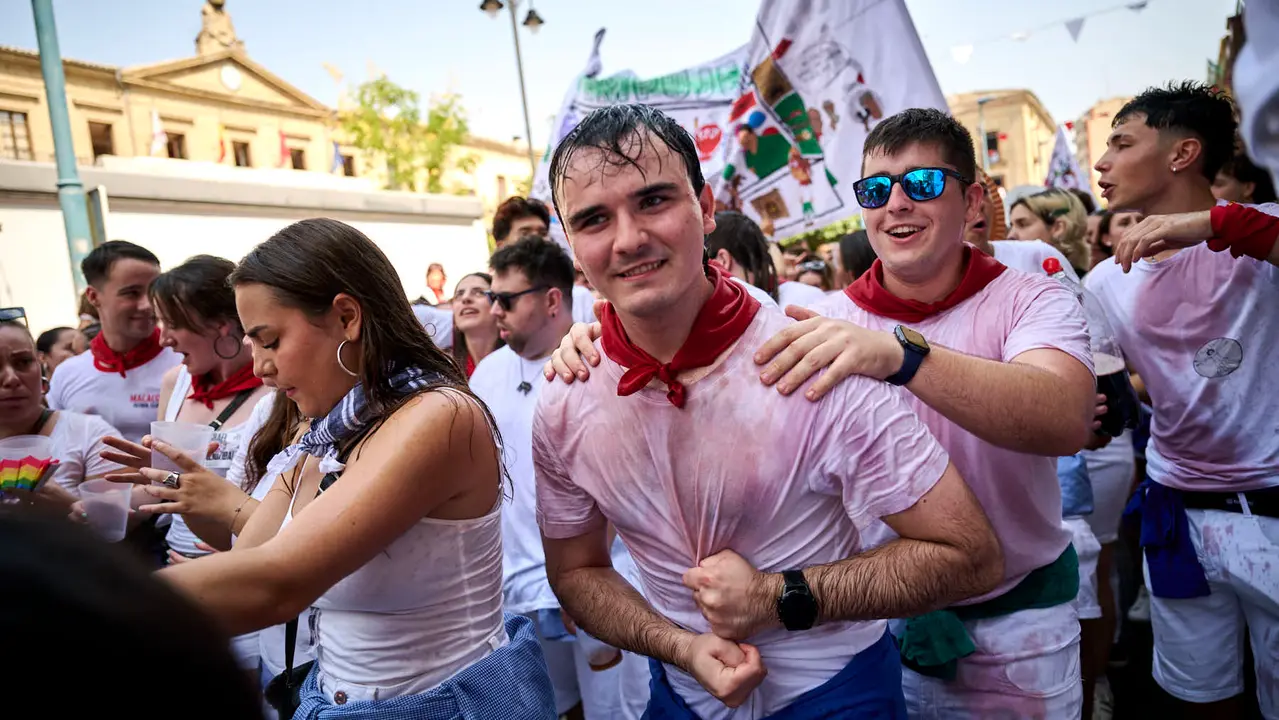 Cientos de personas participan en el chupinazo de fiestas de Tafalla 2025 a cargo de la Peña Sport. PABLO LASAOSA