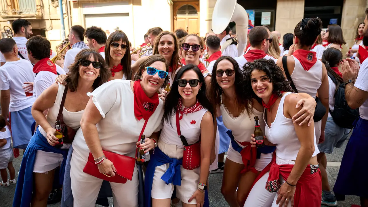 Cientos de personas participan en el chupinazo de fiestas de Tafalla 2025 a cargo de la Peña Sport. PABLO LASAOSA