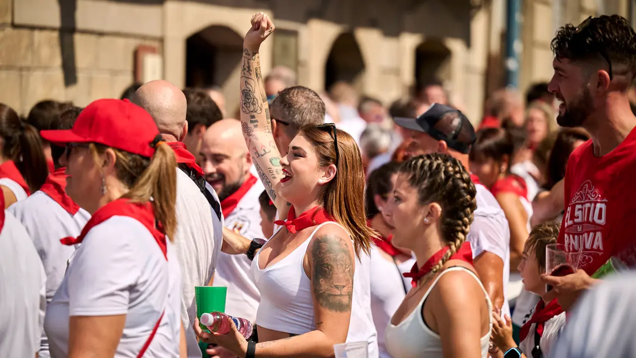 Cientos de personas participan en el chupinazo de fiestas de Tafalla 2025 a cargo de la Peña Sport. PABLO LASAOSA