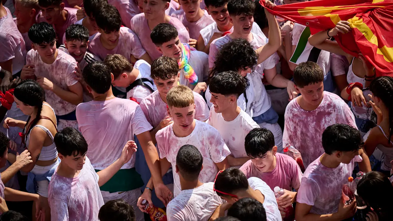 Cientos de personas participan en el chupinazo de fiestas de Tafalla 2025 a cargo de la Peña Sport. PABLO LASAOSA
