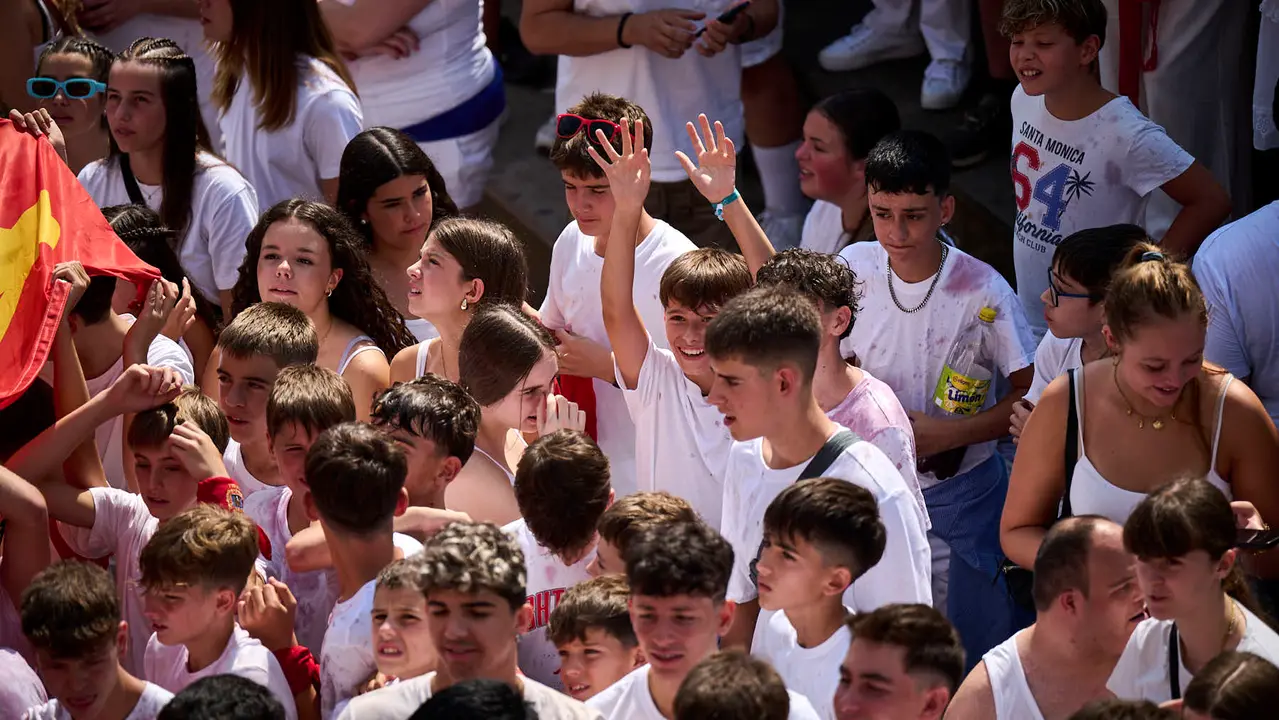 Cientos de personas participan en el chupinazo de fiestas de Tafalla 2025 a cargo de la Peña Sport. PABLO LASAOSA