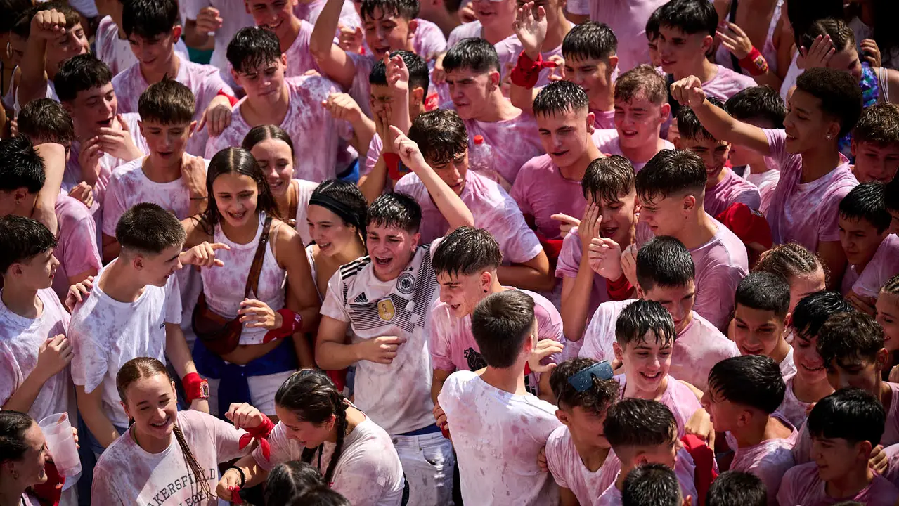 Cientos de personas participan en el chupinazo de fiestas de Tafalla 2025 a cargo de la Peña Sport. PABLO LASAOSA