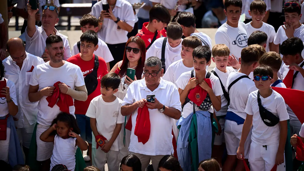 Cientos de personas participan en el chupinazo de fiestas de Tafalla 2025 a cargo de la Peña Sport. PABLO LASAOSA