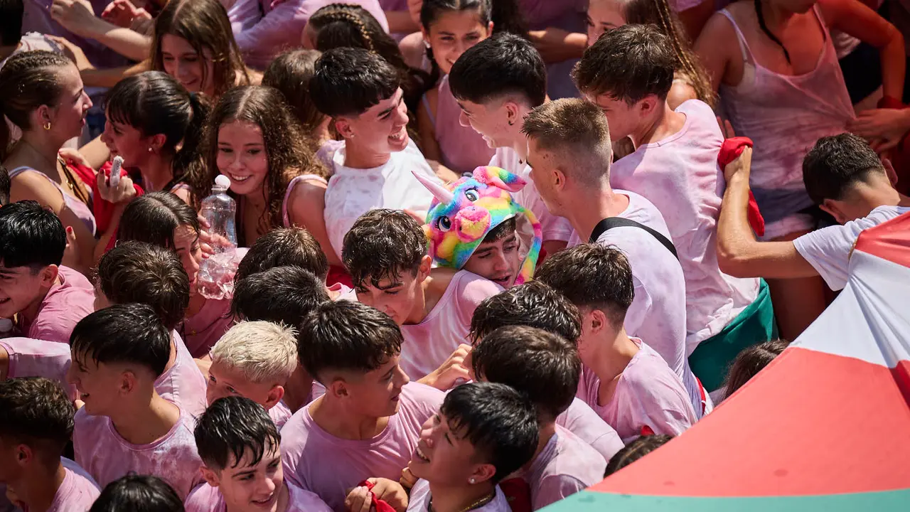 Cientos de personas participan en el chupinazo de fiestas de Tafalla 2025 a cargo de la Peña Sport. PABLO LASAOSA