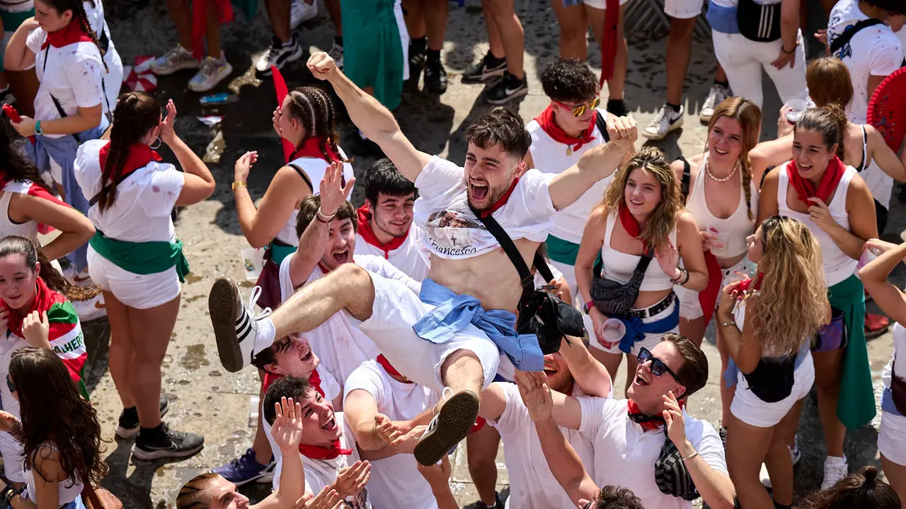 Cientos de personas participan en el chupinazo de fiestas de Tafalla 2025 a cargo de la Peña Sport. PABLO LASAOSA