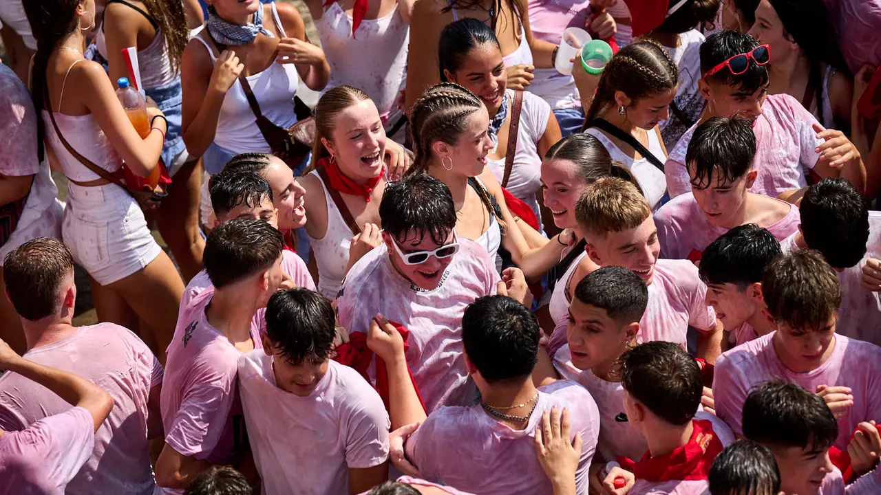 Cientos de personas participan en el chupinazo de fiestas de Tafalla 2025 a cargo de la Peña Sport. PABLO LASAOSA