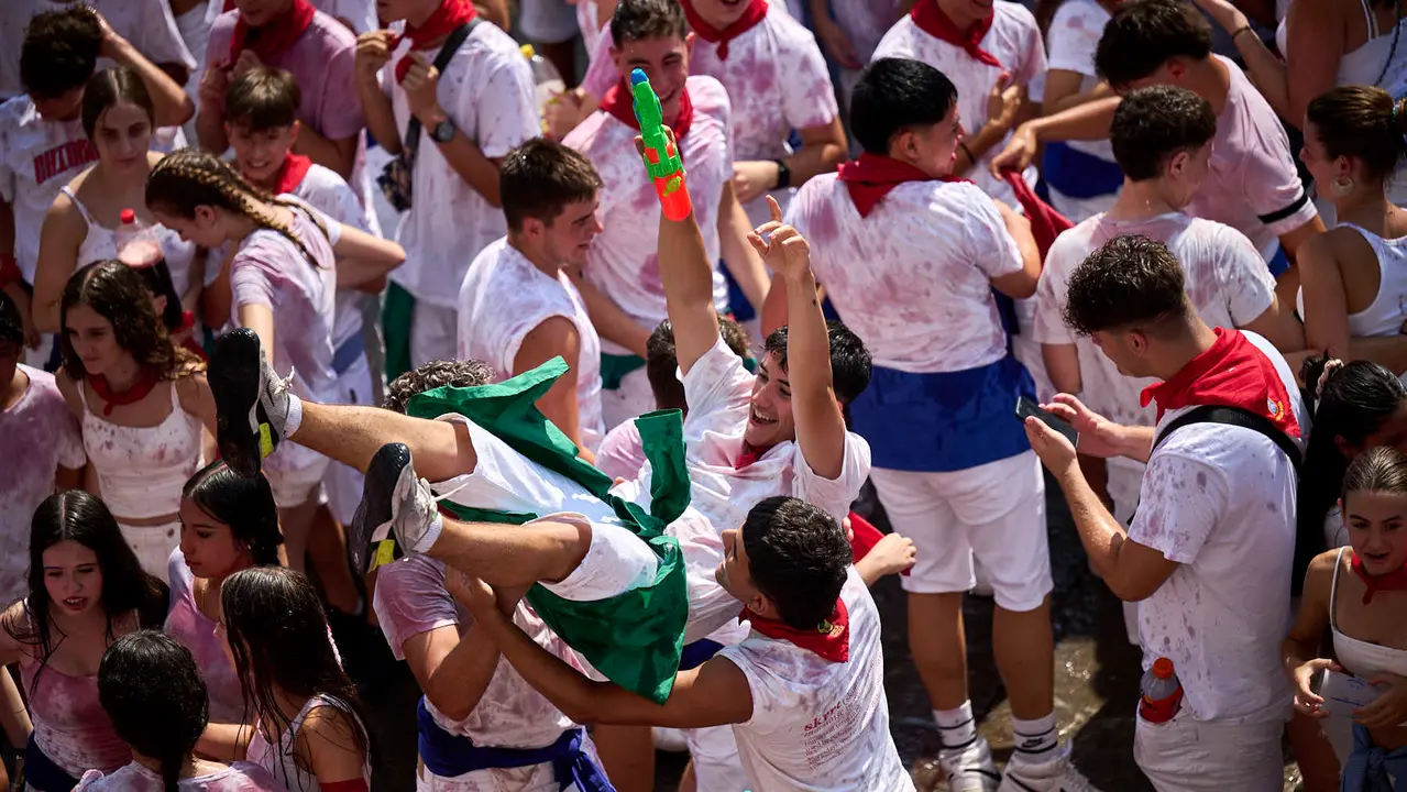 Cientos de personas participan en el chupinazo de fiestas de Tafalla 2025 a cargo de la Peña Sport. PABLO LASAOSA