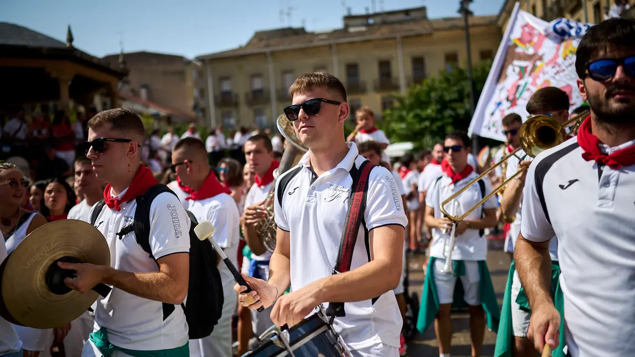 Cientos de personas participan en el chupinazo de fiestas de Tafalla 2025 a cargo de la Peña Sport. PABLO LASAOSA