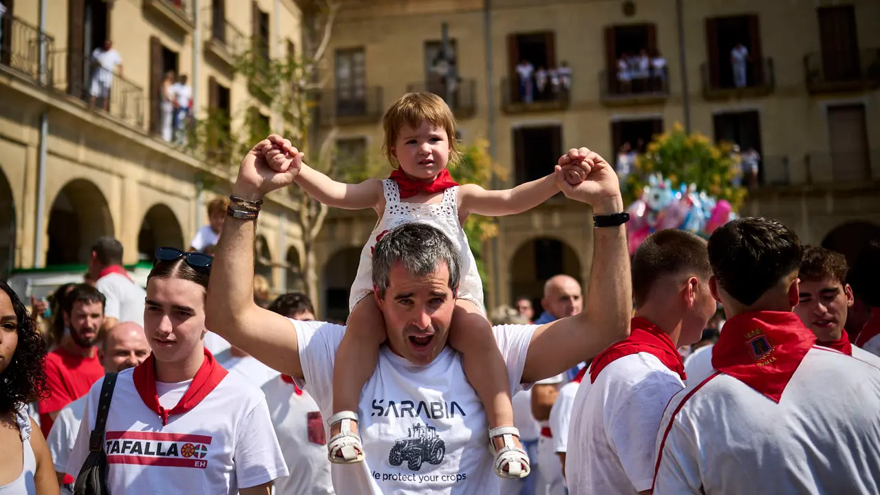Cientos de personas participan en el chupinazo de fiestas de Tafalla 2025 a cargo de la Peña Sport. PABLO LASAOSA