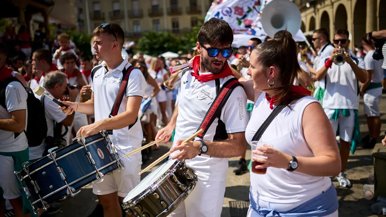 Cientos de personas participan en el chupinazo de fiestas de Tafalla 2025 a cargo de la Peña Sport. PABLO LASAOSA