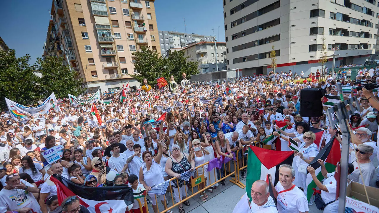 Chupinazo de inicio de las Fiestas de Burlada 2025 lanzado por el Club Deportivo Malkaitz Eskubaloia. IÑIGO ALZUGARAY