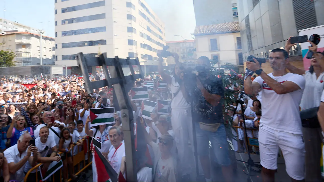 Chupinazo de inicio de las Fiestas de Burlada 2025 lanzado por el Club Deportivo Malkaitz Eskubaloia. IÑIGO ALZUGARAY