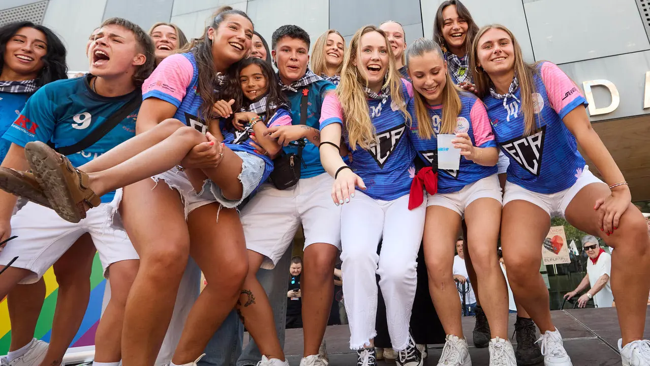Chupinazo de inicio de las Fiestas de Burlada 2025 lanzado por el Club Deportivo Malkaitz Eskubaloia. IÑIGO ALZUGARAY