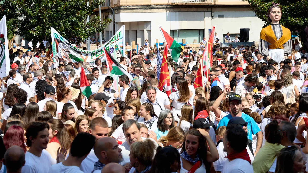 Chupinazo de inicio de las Fiestas de Burlada 2025 lanzado por el Club Deportivo Malkaitz Eskubaloia. IÑIGO ALZUGARAY