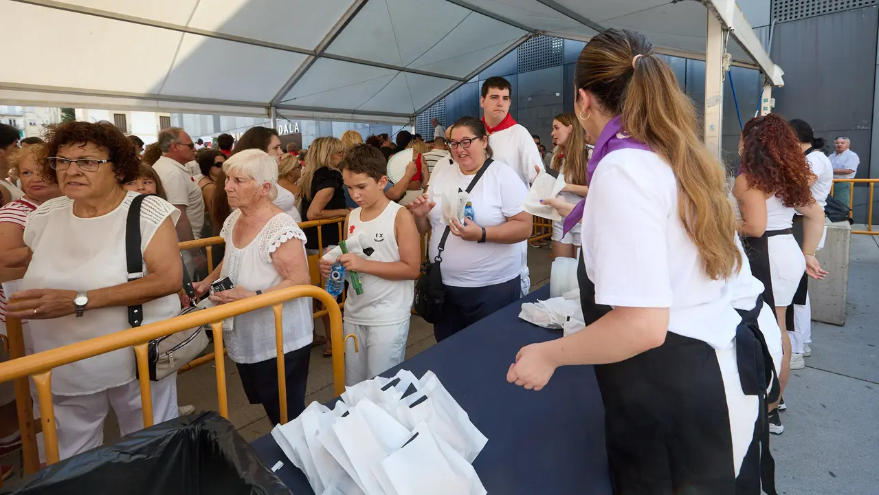 Chupinazo de inicio de las Fiestas de Burlada 2025 lanzado por el Club Deportivo Malkaitz Eskubaloia. IÑIGO ALZUGARAY