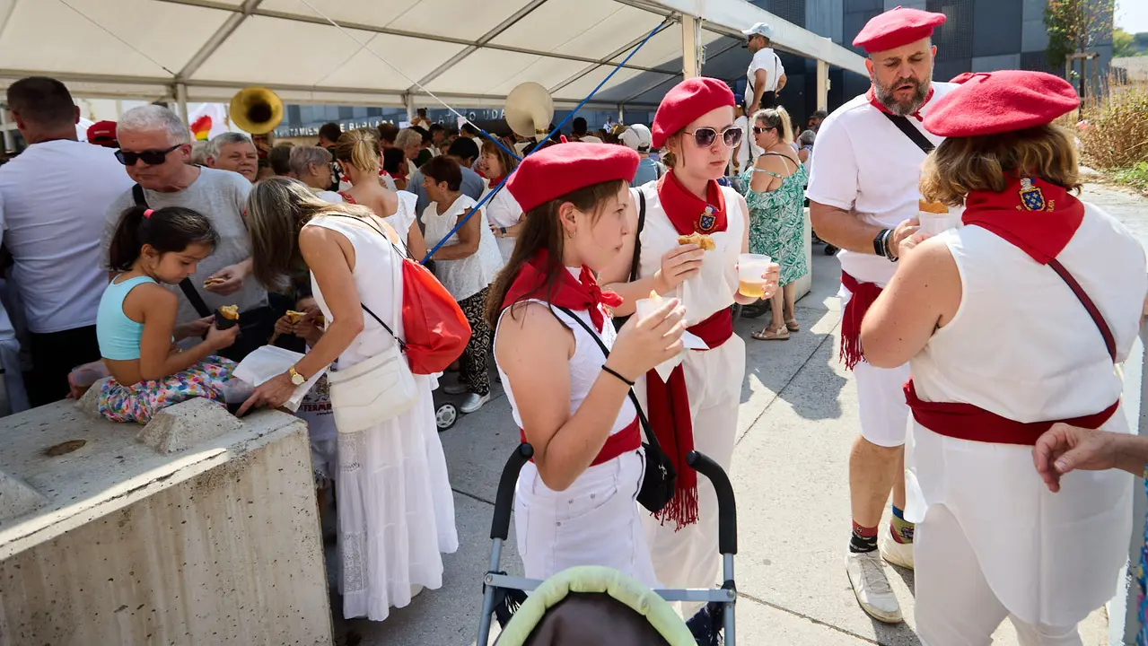 Chupinazo de inicio de las Fiestas de Burlada 2025 lanzado por el Club Deportivo Malkaitz Eskubaloia. IÑIGO ALZUGARAY