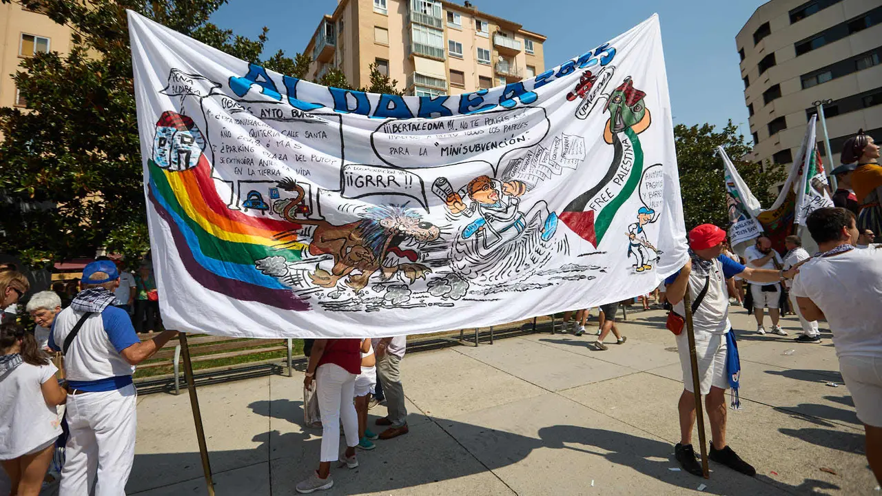 Chupinazo de inicio de las Fiestas de Burlada 2025 lanzado por el Club Deportivo Malkaitz Eskubaloia. IÑIGO ALZUGARAY