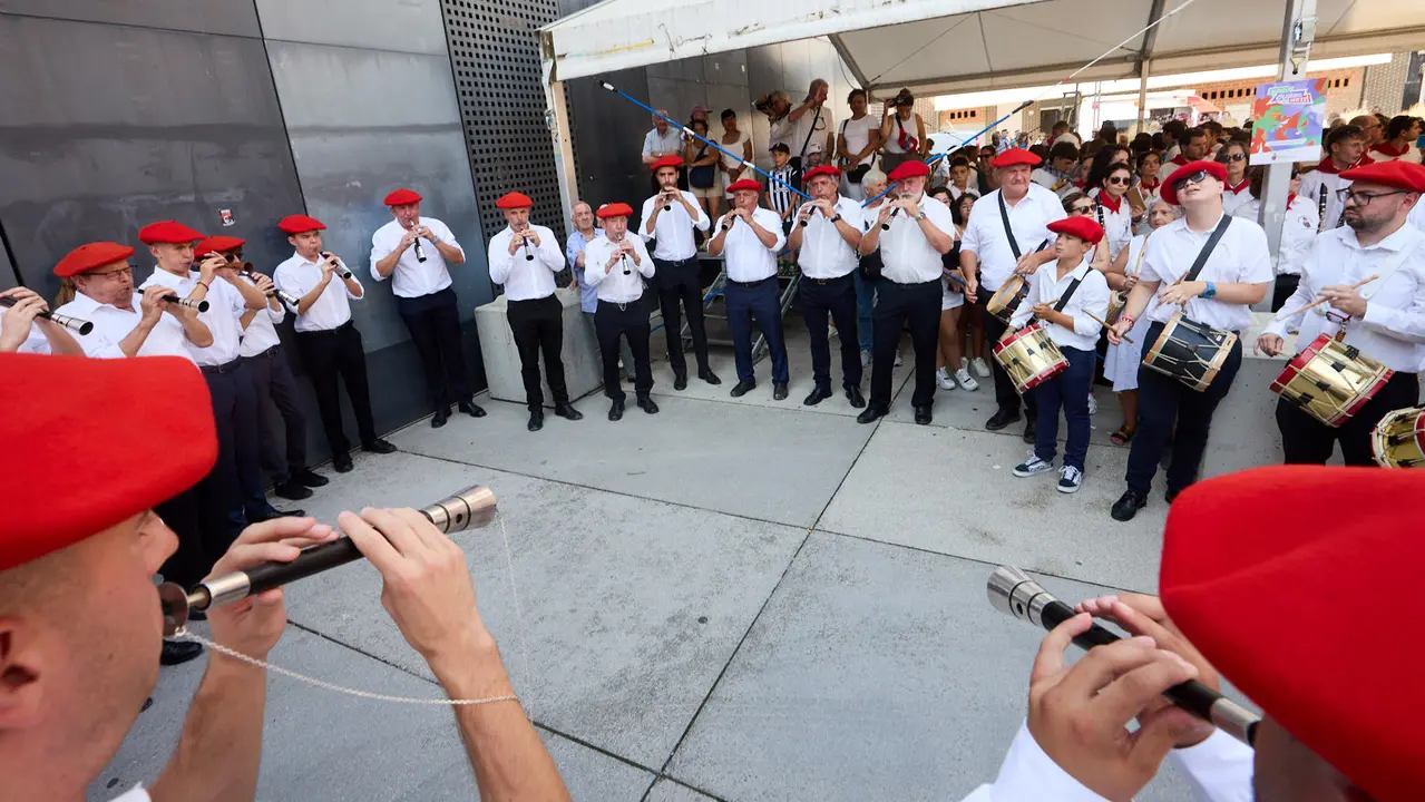 Chupinazo de inicio de las Fiestas de Burlada 2025 lanzado por el Club Deportivo Malkaitz Eskubaloia. IÑIGO ALZUGARAY