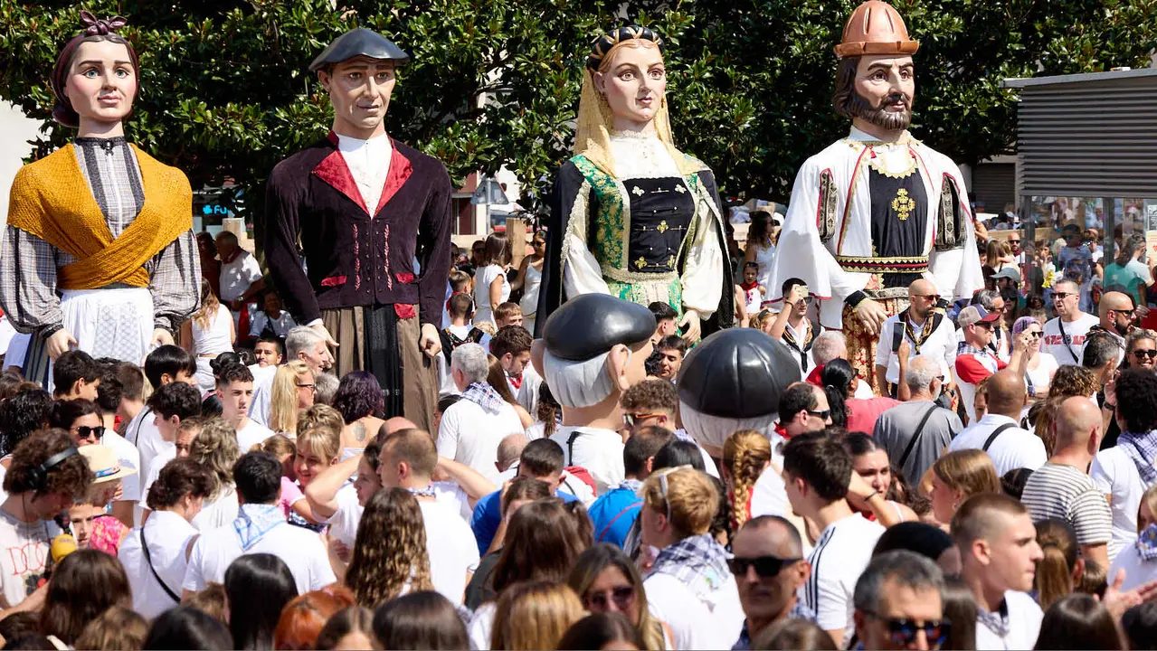 Chupinazo de inicio de las Fiestas de Burlada 2025 lanzado por el Club Deportivo Malkaitz Eskubaloia. IÑIGO ALZUGARAY