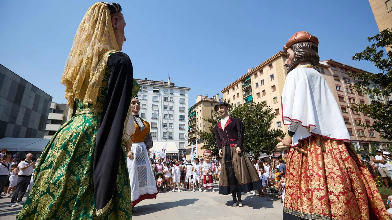 Chupinazo de inicio de las Fiestas de Burlada 2025 lanzado por el Club Deportivo Malkaitz Eskubaloia. IÑIGO ALZUGARAY