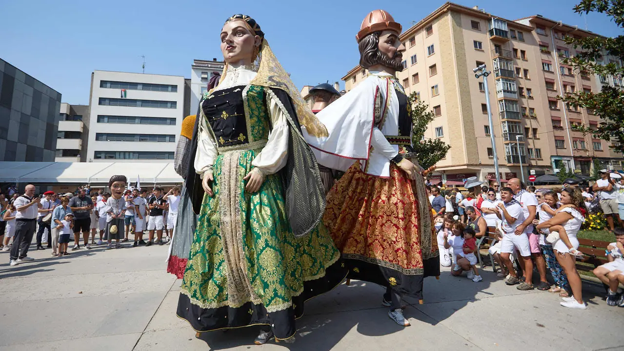 Chupinazo de inicio de las Fiestas de Burlada 2025 lanzado por el Club Deportivo Malkaitz Eskubaloia. IÑIGO ALZUGARAY