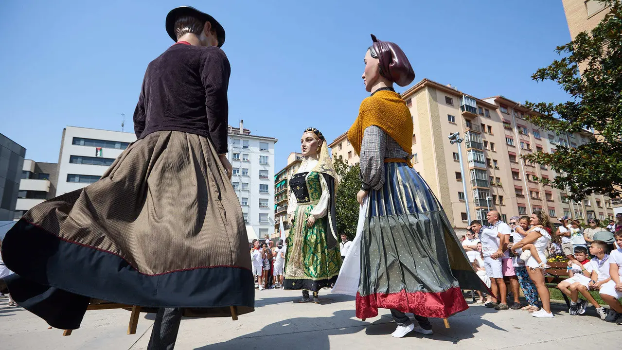 Chupinazo de inicio de las Fiestas de Burlada 2025 lanzado por el Club Deportivo Malkaitz Eskubaloia. IÑIGO ALZUGARAY