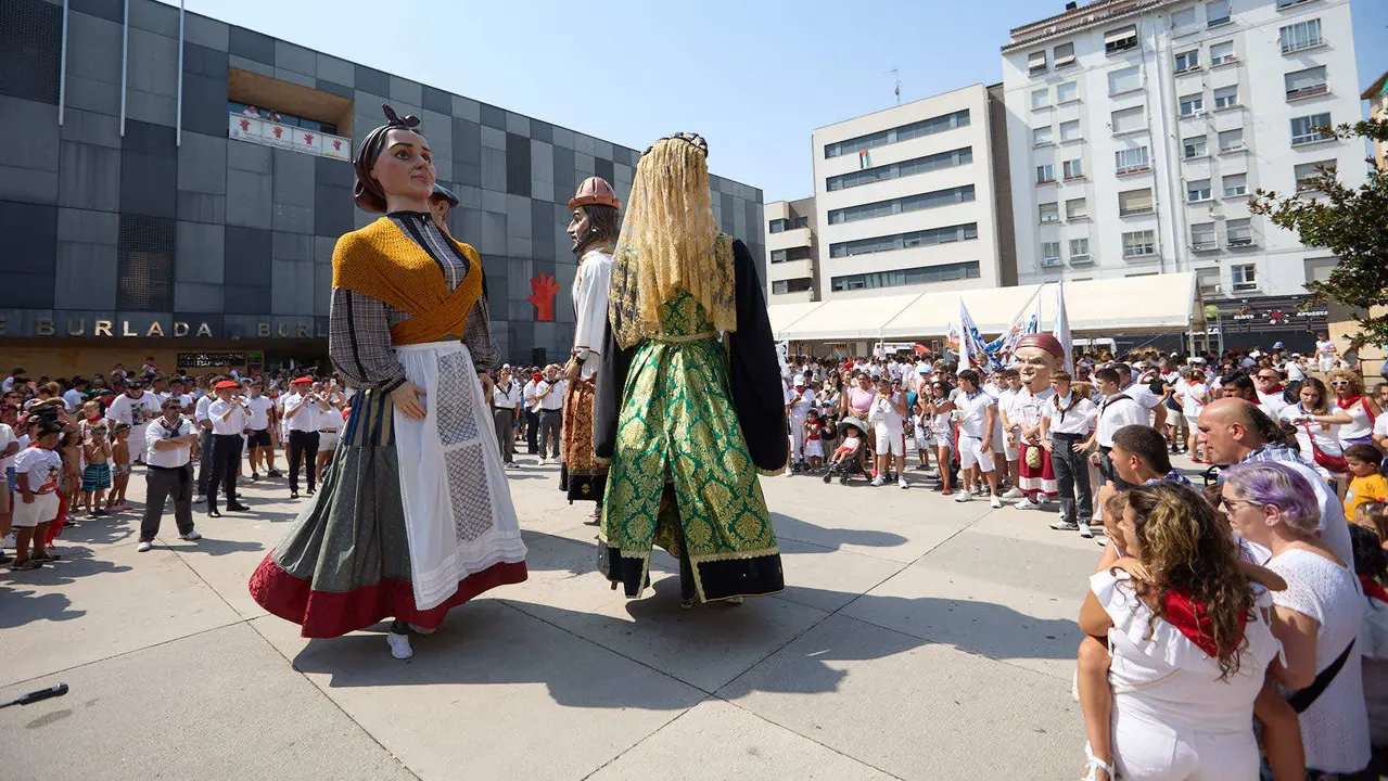 Chupinazo de inicio de las Fiestas de Burlada 2025 lanzado por el Club Deportivo Malkaitz Eskubaloia. IÑIGO ALZUGARAY