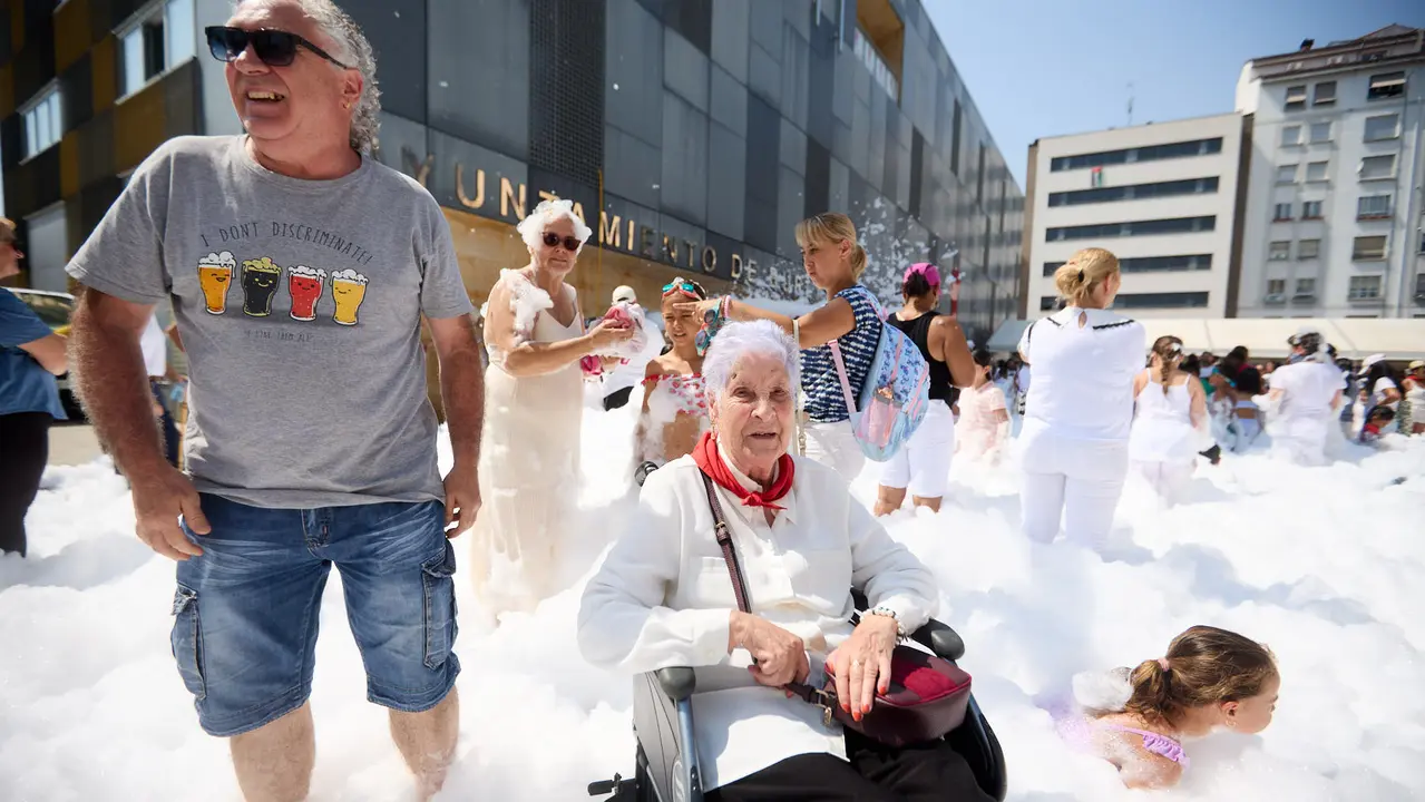 Niños y niñas juegan en la fiesta de la espuma tras el chupinazo de inicio de las Fiestas de Burlada 2025. IÑIGO ALZUGARAY