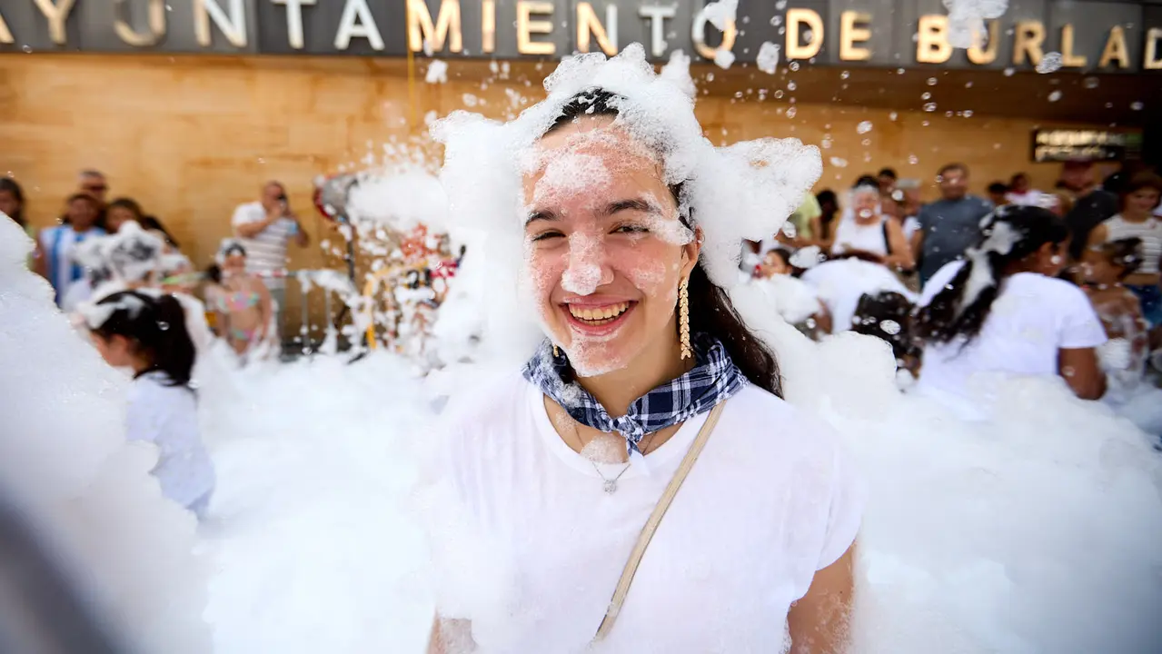 Niños y niñas juegan en la fiesta de la espuma tras el chupinazo de inicio de las Fiestas de Burlada 2025. IÑIGO ALZUGARAY