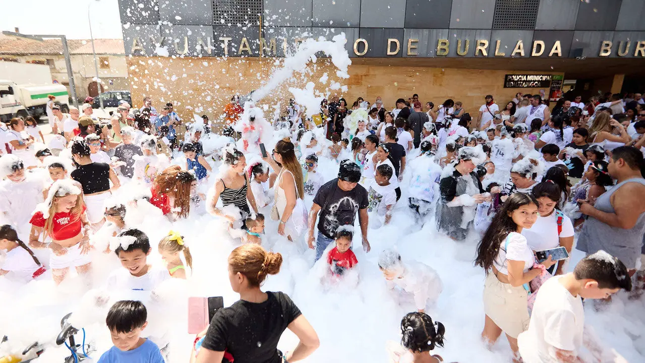 Niños y niñas juegan en la fiesta de la espuma tras el chupinazo de inicio de las Fiestas de Burlada 2025. IÑIGO ALZUGARAY